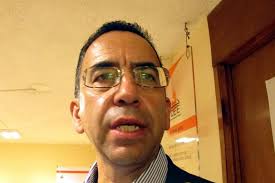 Llama Lozano ignorante a compañero de bancada