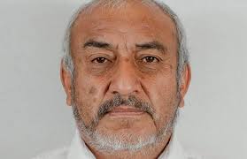 Le dan atole con el dedo a funcionario