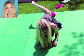 Avril ramona lavigne (born september 27, 1984) is a canadian pop punk singer/songwriter and actress who is known for her skater punk persona. Avril Lavigne Shares Video Of Herself Falling Off A Skateboard People Com