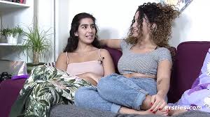 Candela & luna นวดกันด้วยเครื่องสั่นหีขนาดเล็ก