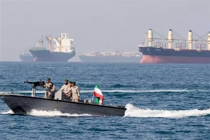 منبع آگاه: تردد شناورهای متخلف در تنگه هرمز به کلی متوقف شده است - تسنیم
