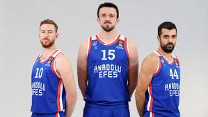 Basketbola anadolu efes altyapısında başlayan sertaç şanlı, 2008 yılında türkiye i̇kinci basketbol ligi'nde genç telekom'a geçti ve burada iki sezon boyunca forma giydi. Sertac Sanli Herkesin En Onemli Rakibi Fenerbahce
