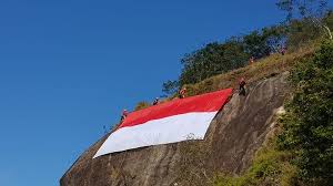 Pelaksanaan upacara bendera di puncak gunung bawakaraeng 17 agustus 2016. Pengibaran Bendera Merah Putih Di Tebing Gunung Bongkok