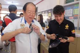 You may find the address of dato' sri liow tiong lai 's office or service center here. Kee Hua Chee Live Dato Sri Nicky Liow Soon Hee Of Winner Dynasty Group Donated 2 800 Face Shields To Sekolah Jenis Kebangsaan Cina Connaught And 1 800 Face Shields To Sekolah Jenis Kebangsaan
