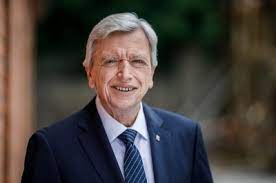 März 2018 ist er der dienstälteste amtierende ministerpräsident deutschlands. Ministerprasident Volker Bouffier Und Bundesgesundheitsminister Jens Spahn Informieren Sich Uber Biontech Produktionswerk In Marburg Cdu Hessen