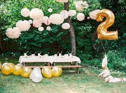 Glücklicherweise gibt es das internet mit vielen inspirationen und ideen, die euch dabei helfen, für eure kinder beispielsweise eine schaukel, eine rutsche, einen sandkasten oder andere coole sachen zu basteln. Kindergeburtstag Deko Und Tipps Fur Eine Party Im Freien 70 Tolle Ideen Fur Die Kindergeburtstag Deko Garten Gartengeburtstag Kindergeburtstag Deko Madchen