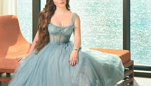 ممثلة سورية، ولدت في مدينة حلب، انتقلت للعيش في العاصمة السورية دمشق في عام 1999، وتخرجت في المعهد العالي للفنون. Ø§ÙØ­Ø¯ÙØ« Ø¹Ù Ø²ÙØ§Ø¬ ÙØ³Ø±ÙÙ Ø·Ø§ÙØ´ ÙÙ Ø±Ø¬Ù Ø£Ø¹ÙØ§Ù ÙÙÙØªÙ ÙÙØ­ Ø­ÙÙÙØ© Ø¨ÙÙÙØ¯ ØªÙÙÙÙØ§ Ø¨Ø«Ø±ÙØªÙ Ø§ÙÙÙØ§Ø±