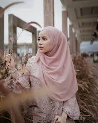Lihat ide lainnya tentang wanita cantik, wanita, kecantikan. 5 Gaya Foto Kekinian Ala Hijabers Bikin Feed Instagram Bak Selebgram