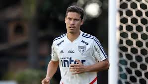 Dvije godine kasnije osvojio je nagradu za najboljeg igrača brazilskog prvenstva, a u januaru 2009. Mercado Da Bola Sao Paulo Rescinde Contrato Com Hernanes