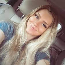 Hey all! Anyone know a decent photographer? I'm wanting christmas card  pictures taken of my family. Thanks! ✌🏼