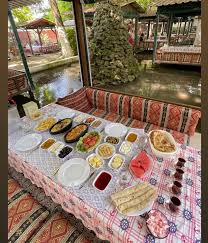 Ankara tavası, çoban kavurması, kapama, tiritli köfte, höşmerim, ayva boranası ve kayganadır. Kavaklidere Ickisiz Restaurant Facebook