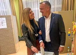 A szakasz segíteni próbál rajta, játékautomatákból befolyó pénzből. Borkai A Felesegevel Kozos Fenykepet Posztolt Magyar Hang A Tulelo Magazin