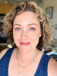 Simple tip: Gloss before eating to help your color last even longer 😊💄