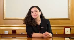 Vjosa osmani flet per albin kurtin, e krahasonte me hugo chávezin. Vjosa Osmani Neser Ben Homazhe Te Varri I Presidentit Ibrahim Rugova Gazeta Shendeti