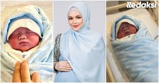 Dalam kesempatan yang sama pula, siti masih mempromosikan single. Tahniah Siti Nurhaliza Selamat Timang Baby Boy Seberat 3 84kg