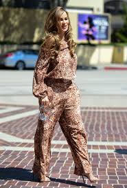 Jun 07, 2021 · last modified on jun 07, 2021 11:55 bst georgia brown modern family star sofia vergrara wowed in floral jeans and a vibrant tank top ahead of her appearance on the ellen show on wednesday. Sofia Vergara Street Style Los Angeles 03 28 2021 Celebmafia