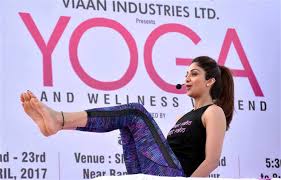 Shilpa shetty yoga for good health & weight loss. Shilpa Shetty Performs Yoga In Jaipur Photos Filmibeat