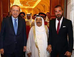 كان أرطغرل بن سليمان شاه قائداً لإحدى قبائل الترك النازحين من سهول آسيا الغربية إلى بلاد آسيا الصغرى (الأناضول)، وكان راجعاً إلى بلاد العجم بعد موت أبيه الذي غرق عند اجتيازه نهر الفرات قرب قلعة جعبر على بعد 250 كم. Ø¨Ø§Ù„ØµÙˆØ± Ø£Ø¨Ø·Ø§Ù„ Ù‚ÙŠØ§Ù…Ø© Ø£Ø±Ø·ØºØ±Ù„ ÙŠØ±Ø§ÙÙ‚ÙˆÙ† Ø£Ø±Ø¯ÙˆØºØ§Ù† Ù„Ù„ÙƒÙˆÙŠØª Ø§Ù„Ø®Ù„ÙŠØ¬ Ø£ÙˆÙ†Ù„Ø§ÙŠÙ†