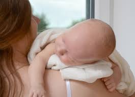 Bei neugeborenen achten bereits die kinderkrankenschwestern auf den stuhlgang der babys und können bei auffälligkeiten direkt reagieren. Erbrechen Beim Baby Ursachen Behandlung Hilfe Medlexi De