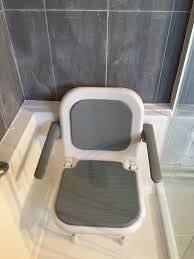 Siege De Douche Rabattable Type Chaise Avec Accoudoirs Relevables Http Www Seniorbains Com Siege De Douche Bien Choisi Porte Baignoire Siege De Douche Douche