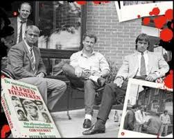 Wederom Peter R De Vries Met Links Cor Van Hout En Rechts Willem Holleeder Boeken