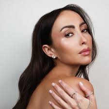 PRISCILLA CLAIRE HIRT ∞ (@priscilaghouzi) • Threads, Say more