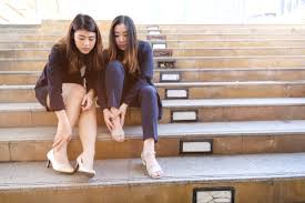 Jika tumit anda rasa sakit yang menusuk apabila naik tangga atau selepas berdiri untuk tempoh masa yang lama, anda mungkin mengalami plantar fasciitis. Redakan Nyeri Karena High Heels Dengan Cara Mudah Ini Rumah Sakit Emc