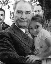 Ulu Onder Ataturk Un Cocuklara Armagan Ettigi 23 Nisan Ulusal Egemenlik Ve Cocuk Bayrami Miz Kutlu Olsun 23nisan 23nisan Tarihci Fotograf Nadide Fotograflar