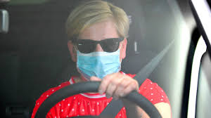 Maskenpflicht als stressfaktor für armutsbetroffene. Darf Man Im Auto Eine Maske Tragen Das Sagt Die Strassenverkehrsordnung Das Erste