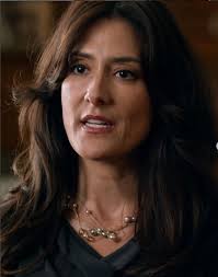 youpi c'est vendredi !!! et c'est aussi l'anniversaire de Alicia Coppola,  qui fete 56 ans. Alicia a interprété le Dr Meredith Gates en 2016 🎂