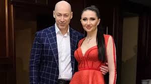 Dmitry illich gordon is a ukrainian writer, journalist, tv presenter and singer. U Dmitriya Gordona Rodilas Doch Smotret Foto Novosti Shou Biznesa Segodnya