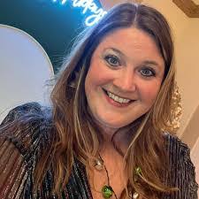 Jen Dunn's Instagram, Twitter & Facebook