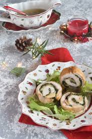 Il tutto racchiuso dalla rete, avvolto da pancetta dolce e guarnito con rosmarino fresco. Rotolo Di Tacchino Al Forno Con Prosciutto Fontina E Spinaci Adatta La Ricetta
