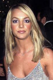 24 Early 2000s Beauty Looks You Forgot Were Obsessed With Mit Bildern 90er Frisuren 90er Jahre Make Up Haar Styling