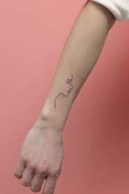 You can even get one line filled in with bold black ink, and keep the other one transparent, doing this, turns the lines into a bar like shapes. 34 Continuous Line Tattoos That Are As Beautiful As They Are Simple Tatuagem De Linha Continua Tatuagens De Linha Tatuagem Simples