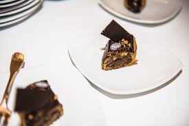 L Eclair Au Chocolat De La Maison Pradier Elu Meilleur De Paris En 2015 Avec Une Petite Touche En Plus Les Initiales De Eclair Au Chocolat Cuisine Chocolat