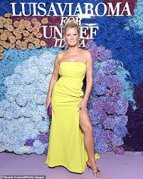 Earlier this month he tweeted a photo of him sitting around the dinner. Andrew Cuomo S Ex Sandra Lee Is Worried For His Three Daughters After Sex Allegations Sources Say Us Mail24