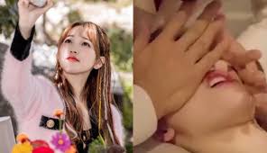 娱8嘴】脸也能正骨？金莎早前脸部正骨视频曝光，脸颊被揉到变形看着都疼-超过3万粉丝2万作品在等你_娱乐视频-免费在线观看-爱奇艺