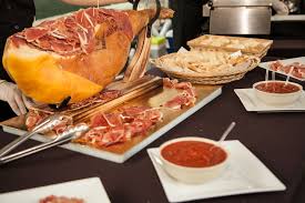 Atelier Jambon Ideal Pour Les Amateurs De Charcuterie Reception Animation Culinaire Mariage Culinaire Traiteur Mariage Traiteur