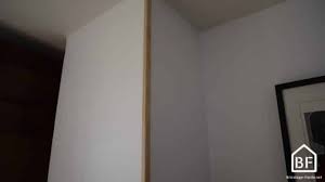Pour les joints longitudinaux et angles rentrants, utilisez des bandes en papier. Baguette D Angle Comment La Couper La Coller Bricolage Facile
