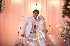 Jan 24, 2019 · sesuaikan gaun pengantin dengan tema pernikahantema pesta kebun atau tema yang berbau santai anda dapat memilih gaun pengantin tea length. Lesti Kejora Dan Rizky Billar Langsungkan Akad Nikah Hari Ini Ada Haru Dan Kata Cinta Mengiringi Momen Bahagia Poskota Co Id