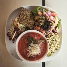 La Raw Food Une Tendance Culinaire A Base D Aliments Crus Legumes Fruits Et Graines Germees Pour Une Aliment Recettes Crues Liste De Courses Graines Germees