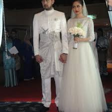 Lihat ide lainnya tentang pakaian, pengantin, pengantin wanita. 12 Inspirasi Baju Pengantin Tradisional Perkahwinan Selebriti Malaysia