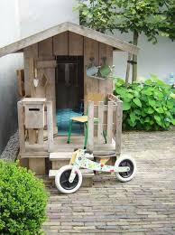 Mochtest Du Deinen Garten Etwas Verschonern Vielleicht Sind Diese 9 Paletten Garten Ideen Wohl Etwas Fur Di Kinder Gartenhaus Paletten Garten Spielhaus Garten