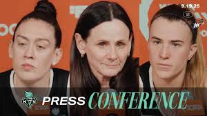 Breanna Stewart, Sabrina Ionescu & Coach Sandy Brondello