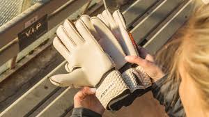 Guide How To Choose The Cut On Your Goalkeeper Gloves