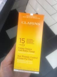 Deze gelcrème geeft uw gezicht een jongere uitstraling. Clarins Creme Solaire Anti Rides Visage Spf15 Inci Beauty