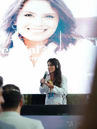 passei 8 anos acreditando que amor era sinônimo de insistência, que se eu  amasse o suficiente, se eu tivesse paciência, se eu compreendesse, uma hora  o outro iria mudar. a gente insiste