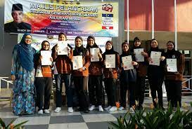 Sekolah menengah kebangsaan tinggi perempuan melaka sedang bersama daleelah md nor dan 2 yang lain. Hari Sekolah Menengah Kebangsaan Tinggi Perempuan Melaka ÙÙŠØ³Ø¨ÙˆÙƒ