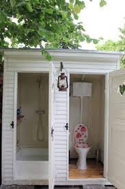 In die toilette = into the room auf die toilette= (to sit down). Strandhokjes Idee Voor De Toilet En Douche Aussenbad Aussentoilette Gartentoilette